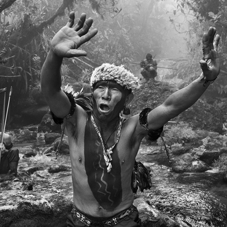 © Sebastião Salgado/Contrasto Sciamano Yanomami dialoga con gli spiriti prima della salita al monte Pico da Neblina. Stato di Amazonas, Brasile, 2014.